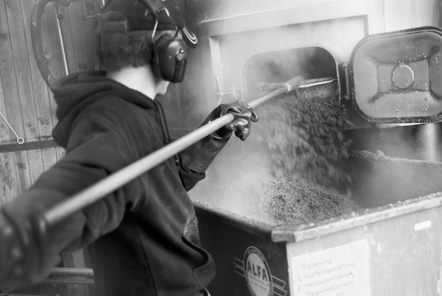 cleaning a barrel from mash